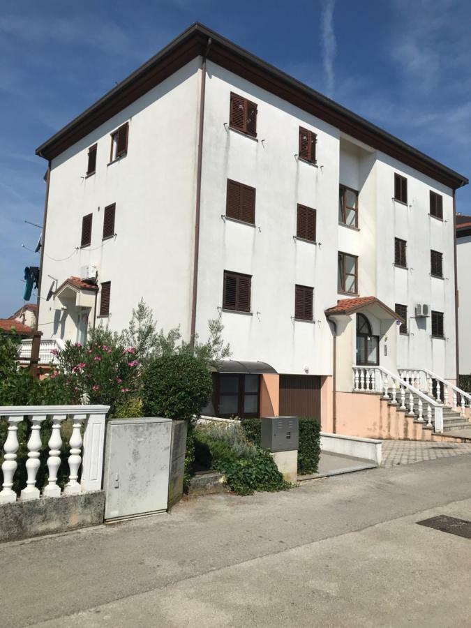 Studio Apartman Lorenzo Umag Bagian luar foto